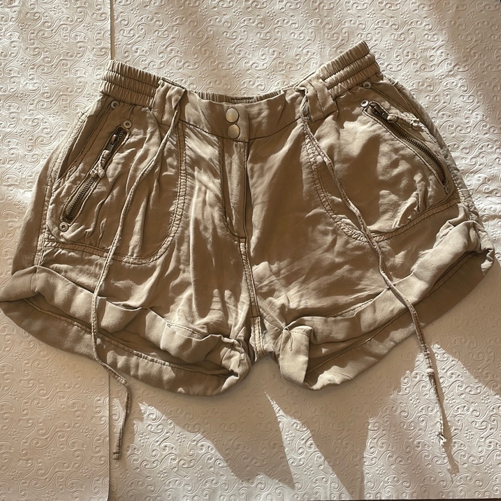Cute flowy khaki shorts with pockets and tie belt